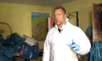 Ein Kamerateam von RTL Hessen begleitet Marcell Engel in einer Messiewohnung