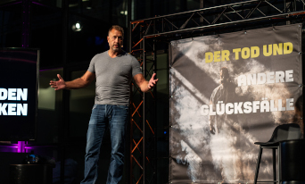 „Der Tod und andere Glücksfälle“ – Tatortreiniger Marcell Engel begeistert bei Vorpremiere